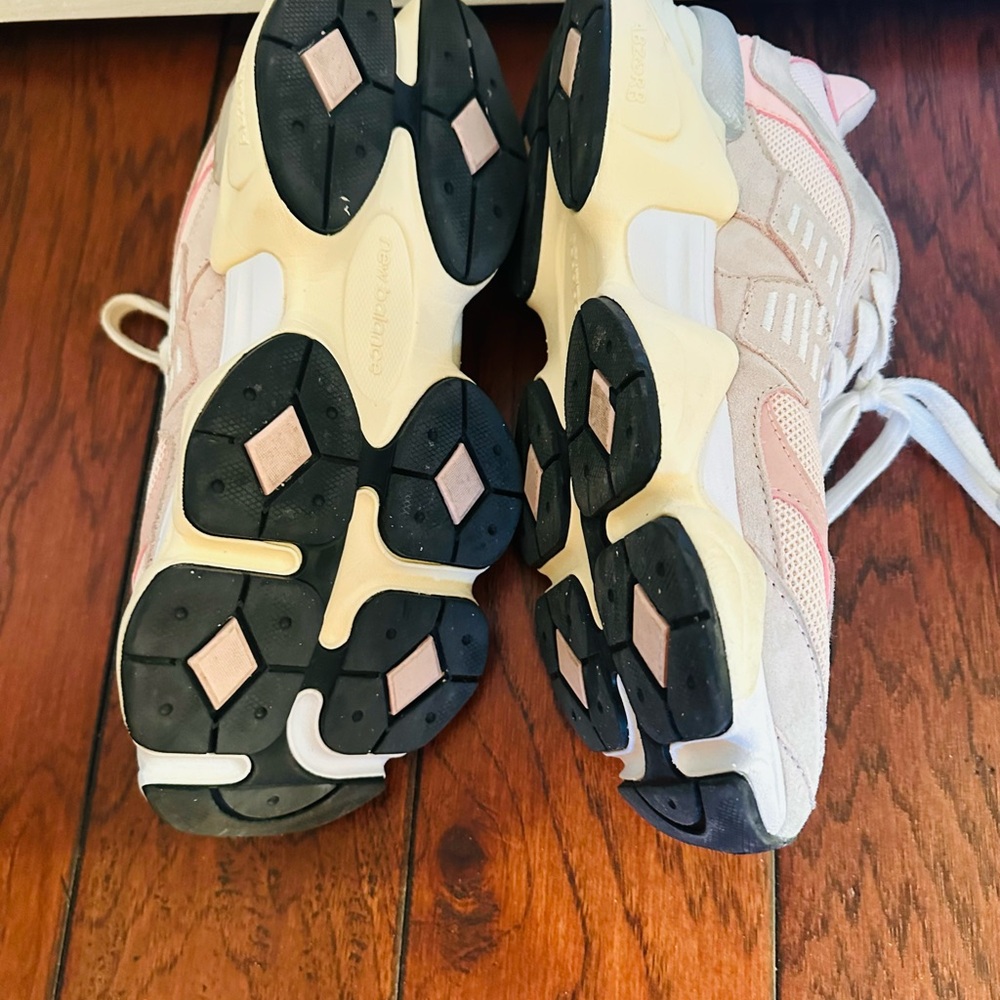 New Balance Women's pink Sneakers Women’s 10 Pink Sand 9060 excellent condition - Picture 5 of 9
